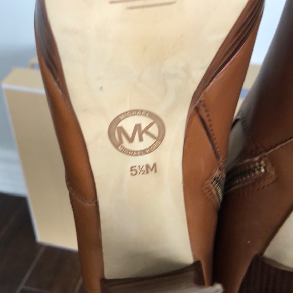 Michael Kors - Lesley boots - size 5.5 comes w/box - Picture 6 of 7